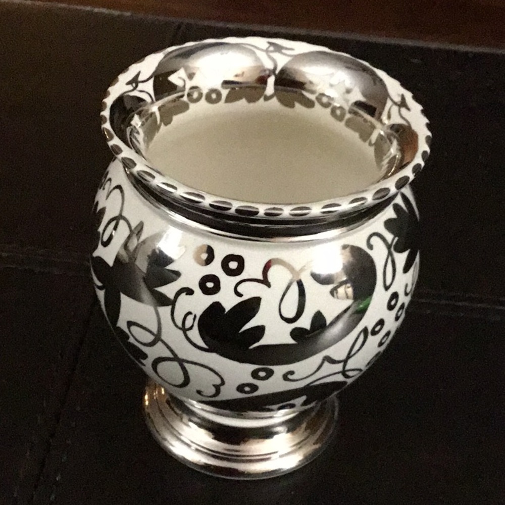 Antique wide mouth cup by Wedgwood of Etruria and Barlaston from England